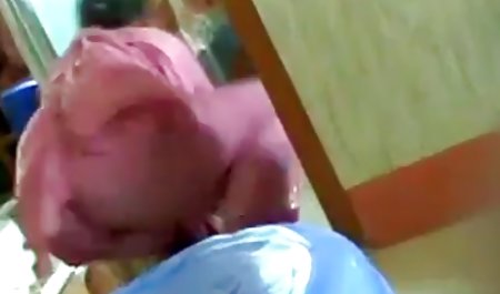 संचिका श्यामला एक हिंदी सेक्सी मूवी फिल्म पूल टेबल पर उसकी बिल्ली सहलाता है