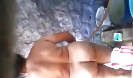 लाल टोपी की सेक्सी हिंदी पिक्चर मूवी भूमिका में एक युवा एशियाई लड़की स्काइप पर बिल्ली का हस्तमैथुन करती है