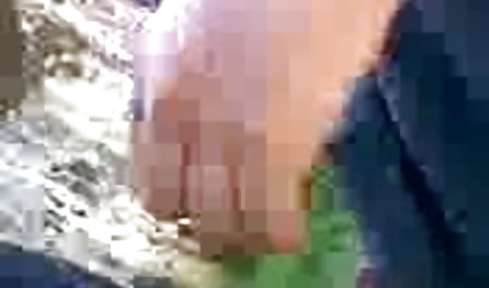 गोरा घर पर दोस्तों को ले जाता है और उन्हें लूट मूवी सेक्सी फिल्म वीडियो में लेता है
