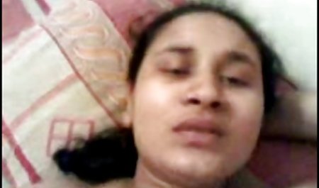 श्यामला बहुत हिंदी में सेक्सी मूवी खुशी के साथ एक मुर्गा निगलती है