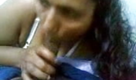 यार ने अपनी कुतिया पर एक टी-शर्ट, पैंटी काटी और उसे अपने फुल सेक्स हिंदी फिल्म मोटे बोल्ट पर रख दिया