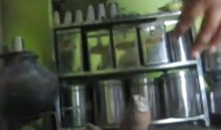 दाढ़ी वाले दोस्त ने दो मूवी सेक्सी हिंदी कुतिया की यौन भूख को शांत किया