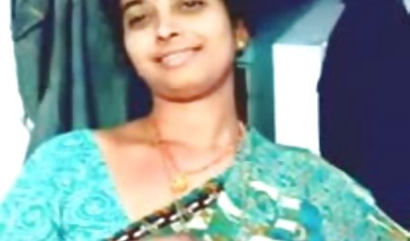 हुसोव फेडोरोव्ना दो युवा छात्रों के साथ एक सांप्रदायिक अपार्टमेंट में अगले दरवाजे पर रहते हैं। हिंदी एचडी सेक्सी मूवी वह अक्सर उन्हें अपने खाने पर आमंत्रित करता है और सेक्स करता है।