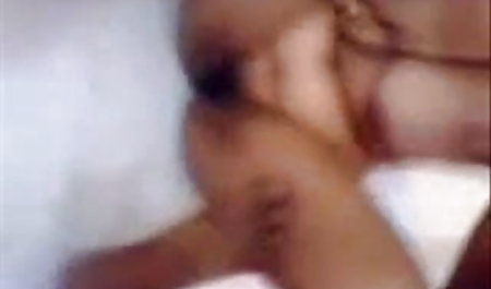 परिपक्व मालिश चिकित्सक एक busty बेब सेक्सी मूवी हिंदी फिल्म के शरीर kneads और उसे बेकार है