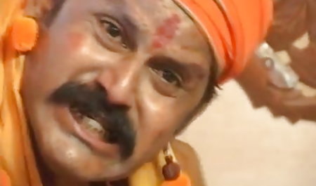पति एक बालों वाली हिंदी वीडियो सेक्सी मूवी फिल्म दोस्त को सहलाता है और उसकी पत्नी को चोदता है
