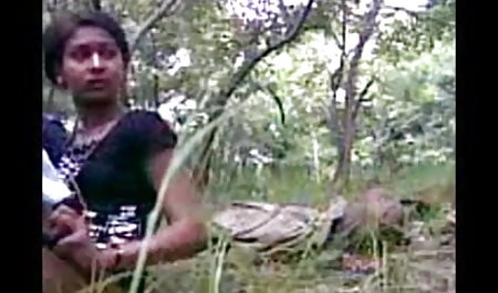 एक कुर्सी पर बैठे एक बनियान में रूसी नाविक उसे मुंडा बिल्ली बकवास करता है हिंदी में फुल सेक्सी मूवी