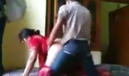 लाल अधोवस्त्र में ऐलिस खुद को सेक्सी मूवी पिक्चर हिंदी में एक वेबकेम के सामने लाती है
