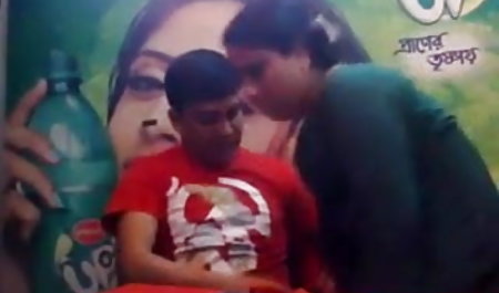 परिपक्व मर्सिडीज कार्रेरा नए गंजे सहकर्मी द्वारा गड़बड़ हो जाता हिंदी में सेक्सी मूवी वीडियो में है