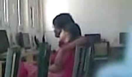 एक आदमी अपनी जवान पत्नी को चोदने के लिए एक हिंदी मूवी का सेक्सी वीडियो युवक को घर ले आया