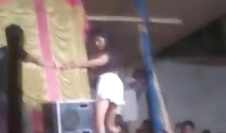 एक छोटी स्कर्ट में एक युवा, गोरा गोरा नदी तट एक्स एक्स एक्स सेक्सी मूवी एक्स एक्स एक्स पर अपने प्रेमी के उत्साहित पिस्टन को चूसता है