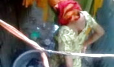 क्यूट चिक ने उसकी चूत को बॉलीवुड सेक्सी हिंदी मूवी वाइब्रेटर से चोदा