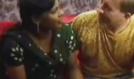 बेबी सेक्स हिंदी फुल मूवी ने लैपटॉप पर पोर्न चालू किया और चूत को सहलाया