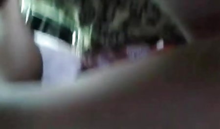 एक लड़की एक पेटी और मोज़ा पहनकर कमरे में प्रवेश करती है। वह कैमरे के सामने, सोफे पर बैठती है, जो कि उसके क्रॉच को बंद करती है। वह अपनी पैंटी उतार देती सेक्सी फिल्म हिंदी वीडियो मूवी है और उन्हें अपनी चूत में भर लेती है