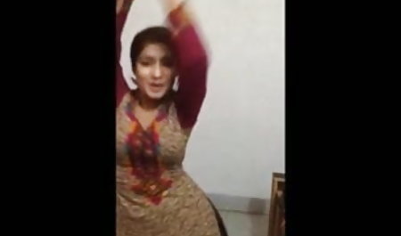 युवा बच्चा एक डिल्डो सेक्सी मूवी हिंदी में वीडियो के साथ खेलता है