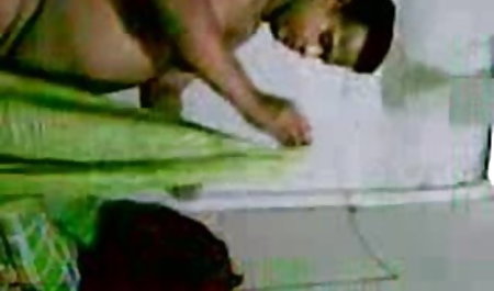 संचिका कुतिया बिस्तर पर सेक्सी मूवी एचडी मूवी एक थरथानेवाला के साथ खुद को fucks और उसे गुदा मुट्ठी में प्रवेश करती है