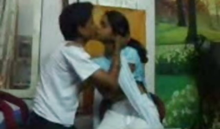 सींग का बना एशियाई लड़का एक हिंदी सेक्स हॉट मूवी कोमल सुंदर किन्नर को दुलार करता है