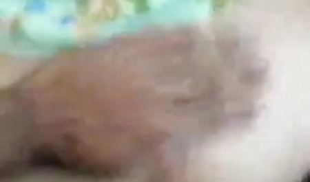 मैदान में पोज देती खूबसूरत सेक्सी फुल मूवी वीडियो लड़की